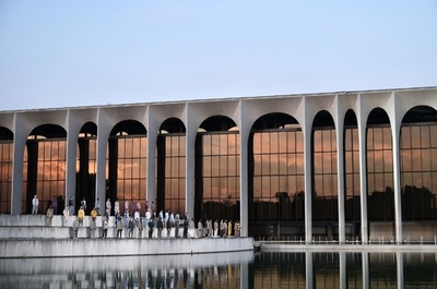 伊モンダドーリ出版社の庭を会場に新作、「エルメネジルド ゼニア」19年春夏メンズ