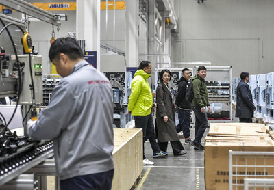 【三里河中国経済観察】新疆発展改革委・文華氏：五つの戦略軸で産業体系を構築