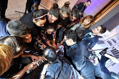 20人でピアノ連弾に成功、世界新記録 ボスニア分裂に平和メッセージ