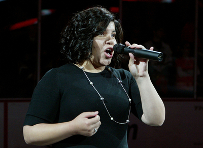 スタンレー杯・第5戦を控えAmanda Guerreroが国歌を独唱