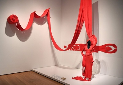 「Items: Is Fashion Modern?」展、NY近代美術館で10月1日から