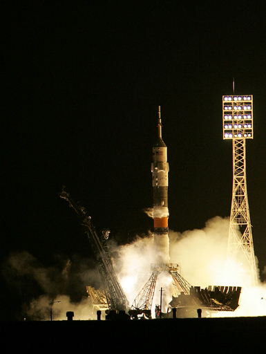 ソユーズTMA-10宇宙船、国際宇宙ステーションとドッキング - カザフスタン