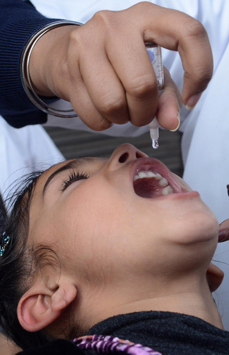 インド、ワクチン接種で子ども57人搬送 薬の取り違えで