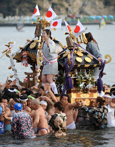 新成人祝う「寒中みこし」、真冬の湘南の海へ