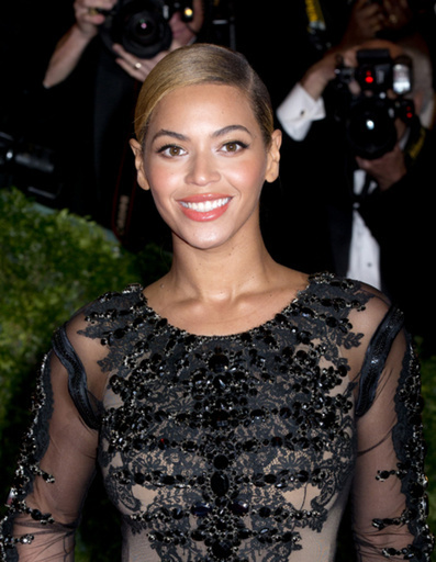 ビヨンセのゴージャスな眼差しの秘密は・・・