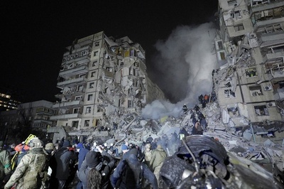 ウクライナの集合住宅にミサイル攻撃 12人死亡、64人負傷