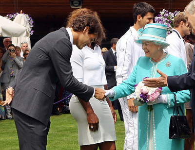 フェデラーがエリザベス女王追悼 「優雅さ」と「品格」たたえる
