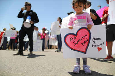 米国、移民の子どもを無期限拘束へ 20日間の制限撤廃