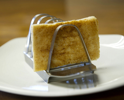 英皇太子の残したパン1枚、約3万円で落札 ダイアナ元妃との挙式当日の朝食