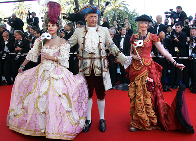 ＜第59回カンヌ国際映画祭＞「Marie-Antoinette」のプレミア上映に合わせ会場の外でパフォーマンス - フランス
