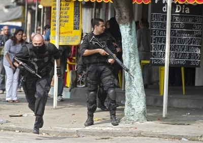 ブラジル・リオで麻薬組織掃討作戦が激化、都市機能まひ