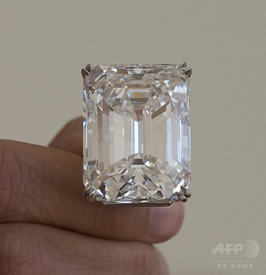 100.2カラットの「完璧」な大型ダイヤ、26億円超で落札 100.2カラットの「完璧」な大型ダイヤ、26億円超で落札