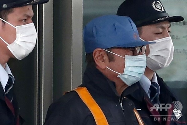 ゴーン被告、保釈される 東京拘置所から作業服姿で