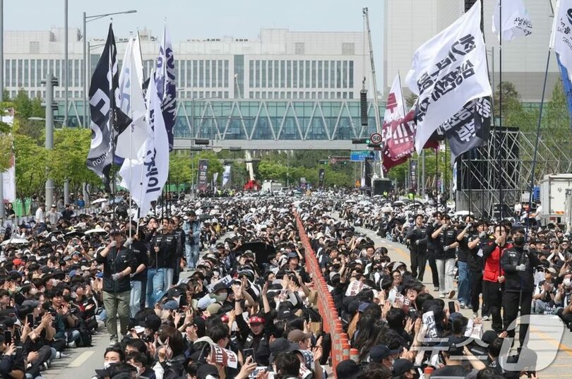 4月23日、京畿道平沢市のサムスン電子平沢キャンパスで開かれたサムスン電子労組共同闘争本部の決起集会(c)news1