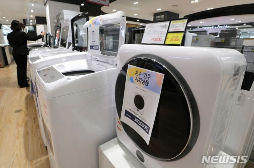 ソウルの大型家電製品売場で販売中の小型家電(c)NEWSIS