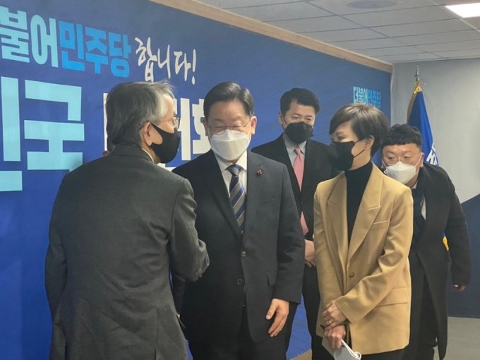 イ・ジェミョン氏と握手する日本の相星孝一駐韓国大使（左端）(c)MONEY TODAY