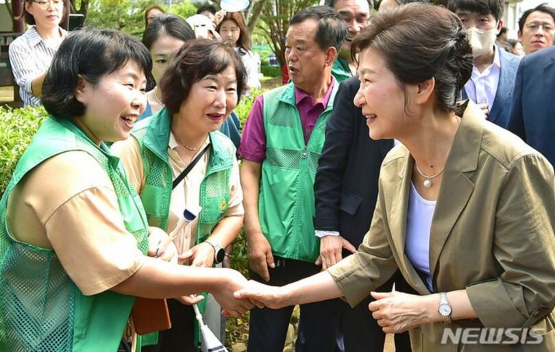 15日午前、パク・チョンヒ（朴正熙）元大統領の生家を訪れ、市民と挨拶するパク・クネ（朴槿恵）元大統領(c)NEWSIS