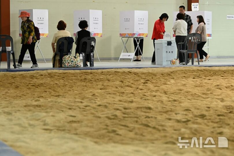 3日、京畿道城南市の投票所(c)NEWSIS