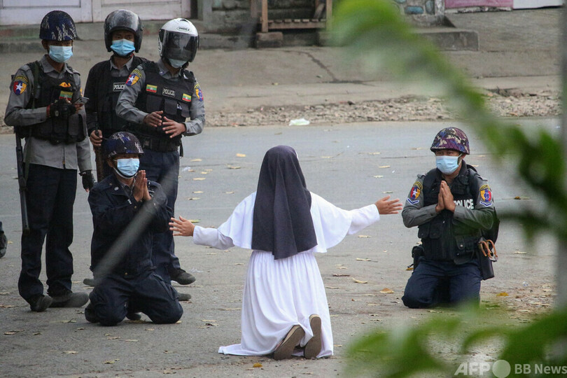 警官にひざまずいた修道女 今でも体が震える ミャンマー クーデターから1年 写真2枚 国際ニュース Afpbb News