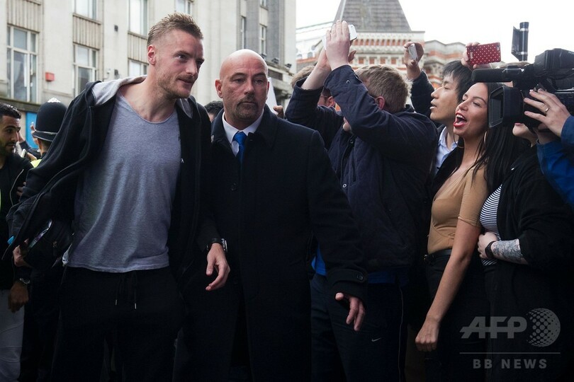 リーグ制覇のレスターがランチ祝勝会、岡崎やラニエリ監督ら参加