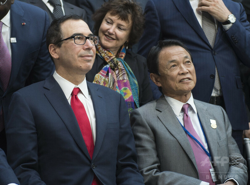 IMF・世銀の春季会合、米財務長官と談笑する麻生財務相