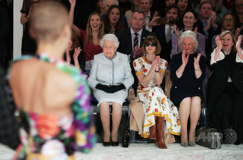 エリザベス女王、ロンドン・ファッションウイークを初訪問