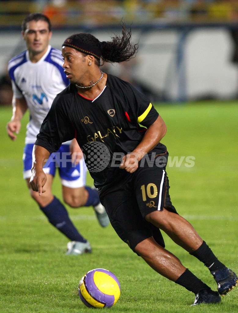 ロナウジーニョとメッシによる親善試合が開催される