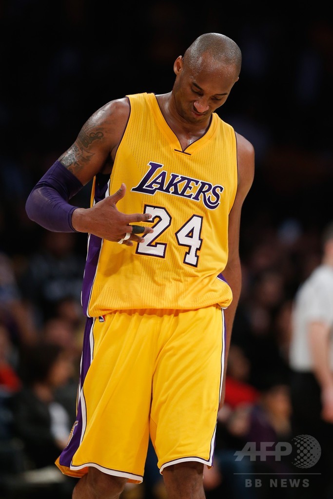 コービー、スパーズ戦で指脱臼もプレー続行 骨折はなし