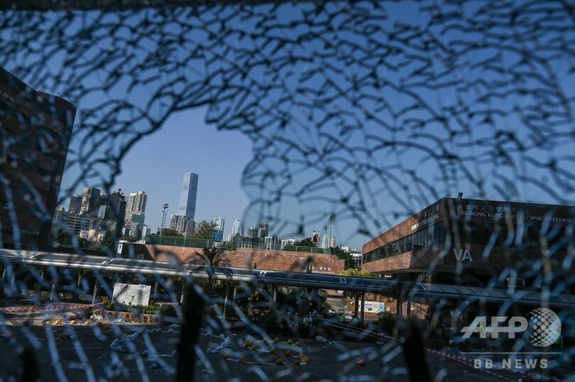 地面に「SOS」 香港理工大、強硬派数十人の籠城続く