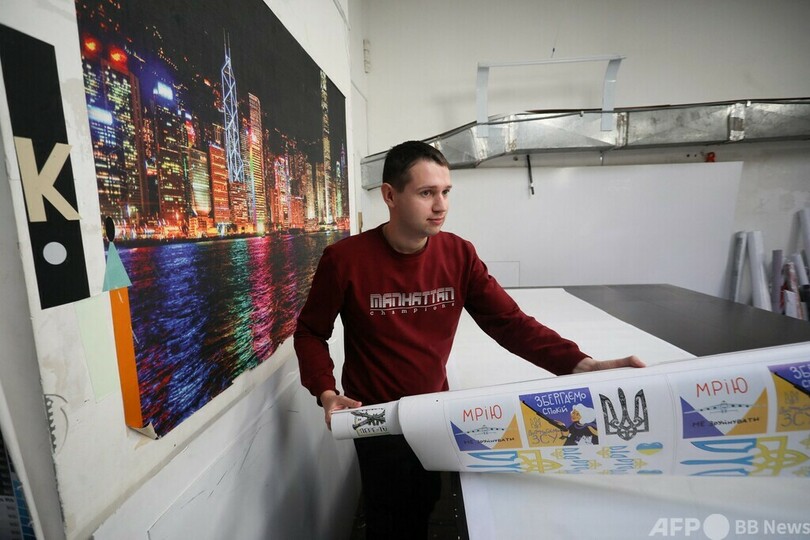 踏まれるプーチン氏…「文化の都」の愛国ポスター ウクライナ