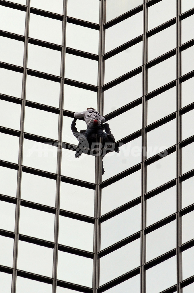 フランスのスパイダーマン パリ郊外の建物を制覇 写真7枚 国際ニュース Afpbb News