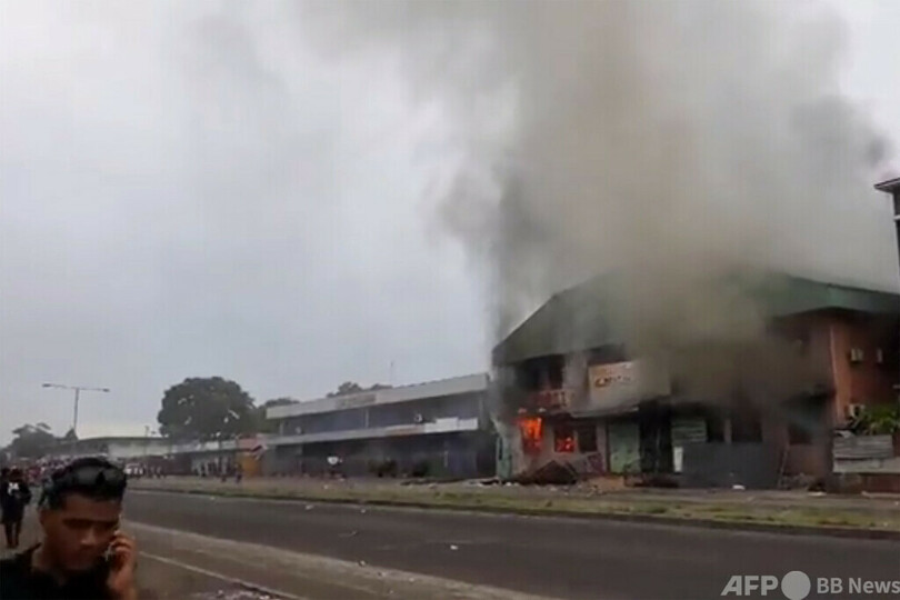 ソロモン諸島首都で反政府デモ、暴徒がチャイナタウン襲撃・放火