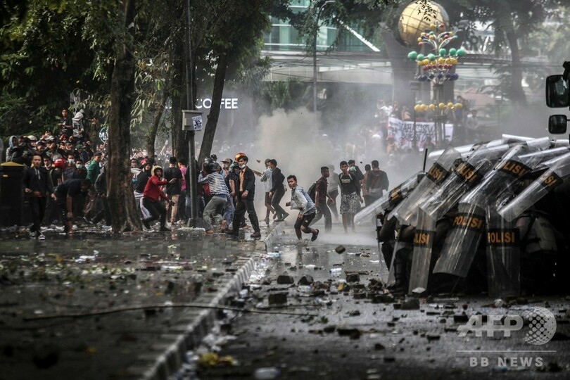 インドネシア、デモ激化で学生2人死亡 法改正案に反発