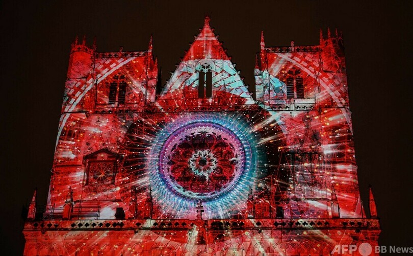 仏リヨンで「光の祭典」 街全体がライトアップ