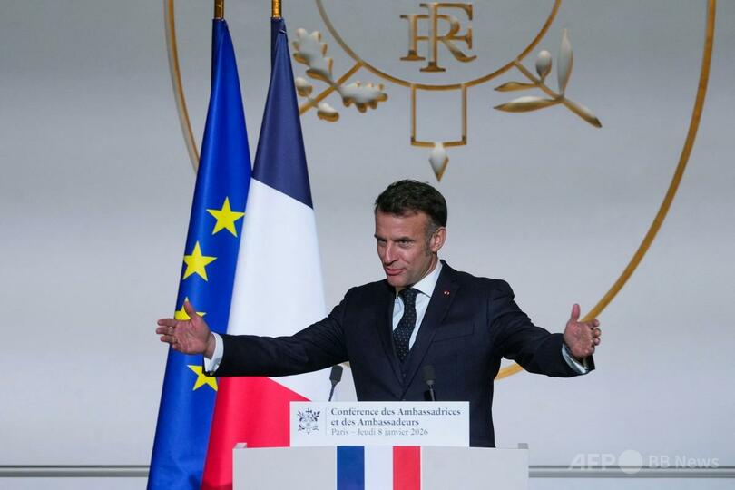 フランスのエリゼ宮（大統領府）で開催された大使らとの会合で、演説するエマニュエル・マクロン大統領（2026年1月8日撮影）。(c)Michel Euler / POOL / AFP