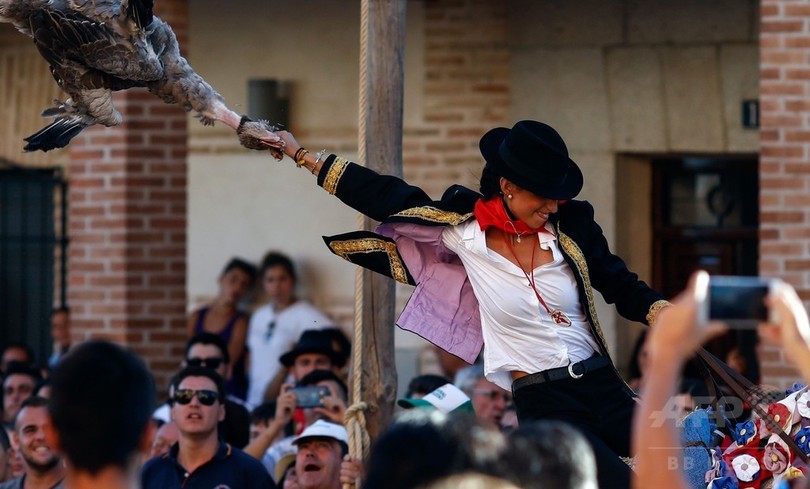 ガンの首をもげるまで引っ張る スペインの伝統行事 写真12枚 国際ニュース Afpbb News
