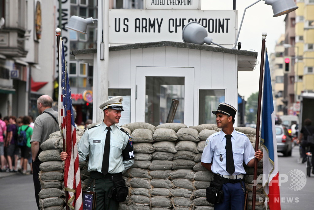 東西ベルリンの検問所跡、「米兵」との記念撮影禁止に