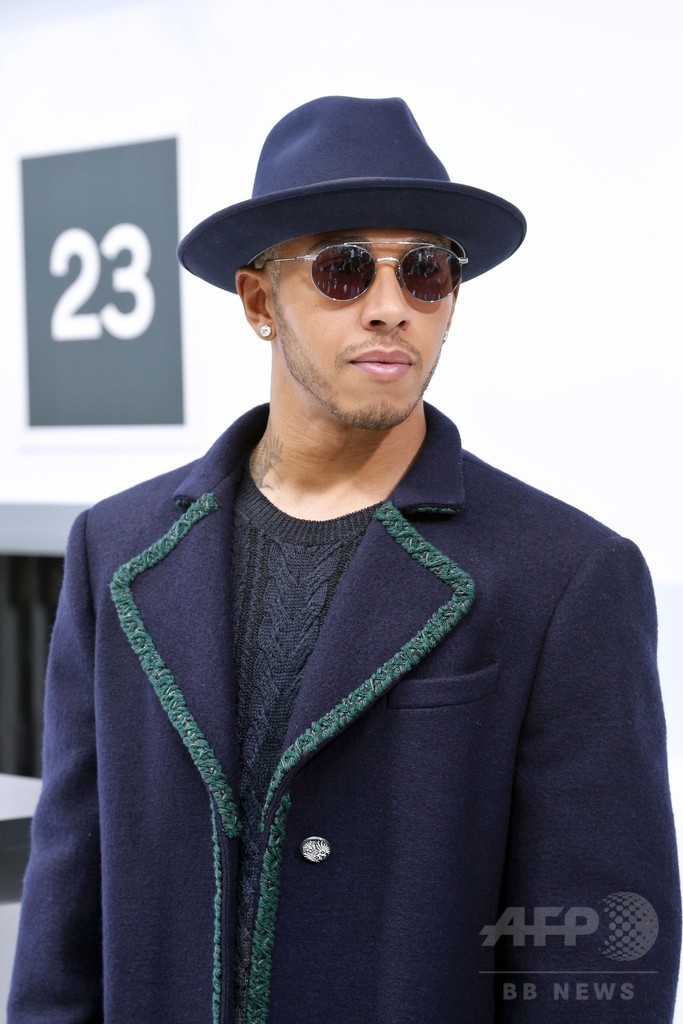 シャラポワ、仏パリで開催中のファッションウイークに登場