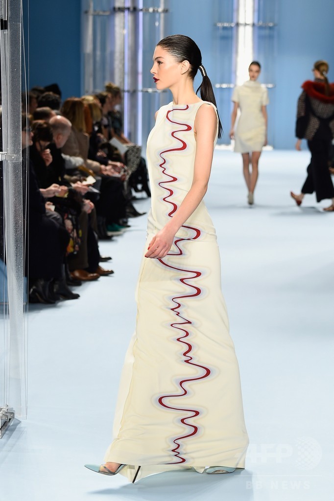 多彩に変化する水を表現、「キャロリーナ ヘレラ」15/16年秋冬