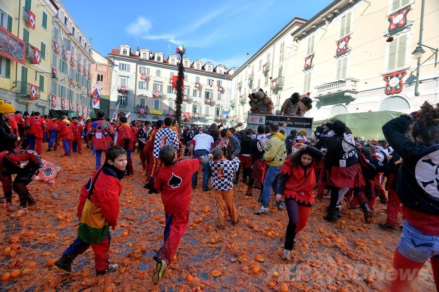 今年も開催、イタリア名物「オレンジ合戦」