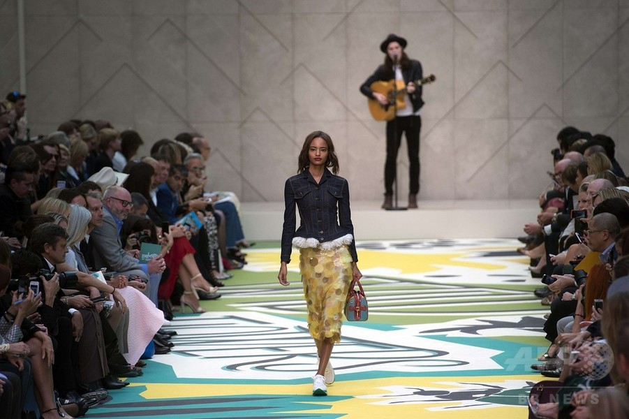 春の歓びを表現、「バーバリー プローサム」15年春夏