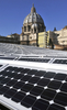 バチカン市国の「パウロ6世（Paul VI）ホール」の屋根に設置された太陽光発電パネル（2008年11月26日撮影）。(c)AFP/ANDREAS SOLARO