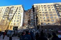 ロシア・マグニトゴルスクで、ガス爆発により崩壊した住居ビルで続く捜索活動（2019年1月1日撮影）。(c)AFP