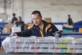 中国・江蘇省南通の配送会社で「独身の日」を前に荷物の仕分けをする作業員（2021年11月10日撮影）。(c)AFP