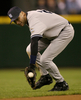 09MLB、シアトル・マリナーズ（%%Seattle Mariners%%）対ニューヨーク・ヤンキース（%%New York Yankees%%）。試合はマリナーズが3-2でサヨナラ勝ちを収めた。写真はゴロをさばくヤンキースのデレク・ジーター（%%Derek Jeter%%）。（2009年9月18日撮影）(c)AFP/Getty Images/Otto Greule Jr