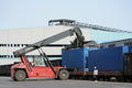 黒竜江省佳木斯（ジャムス）市にある工場で、貨車にコンテナを積み込む荷役機器（2025年4月14日撮影）。(c)Xinhua News