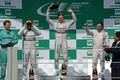 14F1第18戦ブラジルGP（Brazilian Grand Prix 2014）決勝。表彰式に臨む（左から）2位に入ったメルセデスAMG（Mercedes AMG）のルイス・ハミルトン（Lewis Hamilton）、優勝したメルセデスAMGのニコ・ロズベルグ（Nico Rosberg）、3位に入ったウィリアムズ（Williams）のフェリペ・マッサ（Felipe Massa、2014年11月9日撮影）。(c)AFP/NELSON ALMEIDA