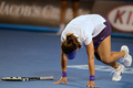 全豪オープンテニス（Australian Open Tennis Tournament 2013）は26日、女子シングルス決勝が行われ、大会第6シードの李娜（Na Li、ナ・リー、中国）は6-4、4-6、3-6で第1シードのビクトリア・アザレンカ（Victoria Azarenka、ベラルーシ）に敗れた。

負傷しコートに倒れ込む李娜（2013年1月26日撮影）。(c)AFP/GREG WOOD