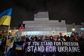 英ロンドンのトラファルガー広場で、ロシアのウクライナ侵攻開始から1年を翌日に控え開かれた集会（2023年2月23日撮影）。(c)JUSTIN TALLIS / AFP