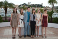南仏カンヌ（Cannes）で開催中の第66回カンヌ国際映画祭（Cannes Film Festival）で16日、「ある視点」部門に出品されたソフィア・コッポラ（Sofia Coppola）監督作『The Bling Ring』の公式上映が行われた。同作は、2009年、ロサンゼルス（Los Angeles）で10代の若者たちがオーランド・ブルーム（Orlando Bloom）やリンジー・ローハン（Lindsay Lohan）らセレブの自宅を狙って空き巣に入った一連の事件をベースにしている。犯人の1人を演じた英女優エマ・ワトソン（Emma Watson）は「ハリー・ポッター（Harry Potter）」のハーマイオニー（Hermione）役として有名だが、本作で今どきの若者を演じるため、カーダシアン一家やパリス・ヒルトン（Paris Hilton）らが出演するリアリティー番組を何時間も見たという。写真は、フォトコールに登場した監督と出演者たち。（左から）ケイティ・チャン（Katie Chang）、タイッサ・ファーミガ（Taissa Farmiga）、イスラエル・ブルサード（Israel Broussard）、コッポラ、クレア・ジュリアン（Claire Julien）、ワトソン（2013年5月16日撮影）。(c)AFP/ALBERTO PIZZOLI